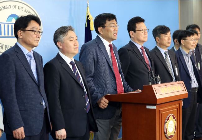 Joo Han-kyu and university professors at press conference(Yonhap)