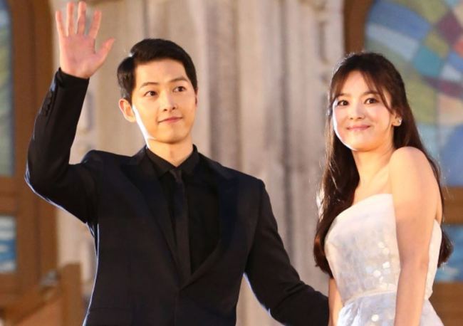 Song Joong-ki (left) and Song Hye-kyo wave to fans at the Baeksang Arts Awards ceremony in Seoul on June 3, 2016.  (Yonhap)