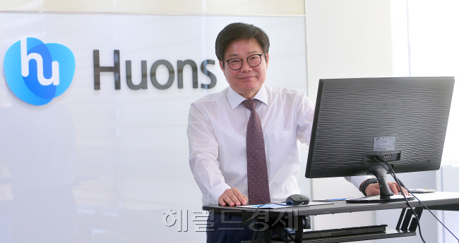 엄기안 휴온스 대표는 휴온스의 연구개발(R&D) 능력이 향후 회사 가치를 끌어올릴 것이라고 밝혔다.