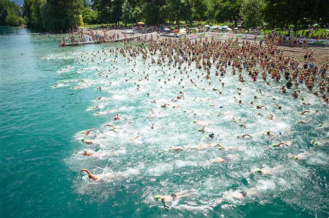 <YONHAP PHOTO-5316> Swimmers leave the start of the annual Lake Zurich crossing swimming event in Zurich on July 5, 2017. The participants swam a course across Lake Zurich of 1,500 meters (4,921 ft). / AFP PHOTO / Michael Buholzer/2017-07-05 23:47:28/ <저작권자 ⓒ 1980-2017 ㈜연합뉴스. 무단 전재 재배포 금지.>