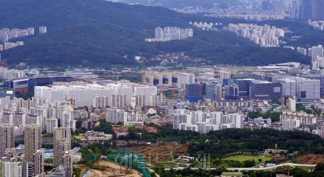 주거용 오피스텔이 사무용을 웃도는 수준까지 증가했지만, 여전히 정책당국은 갈피를 못 잡고 있다. 관련 통계는 언감생심이다. 부처간 보이지 않는 벽에 떠넘기기식 무관심이 팽배하다. 전문가들은 오피스텔을 아파트의 차선책으로 보고, 시급한 관리ㆍ감독이 필요하다고 입을 모은다. [헤럴드경제DB]