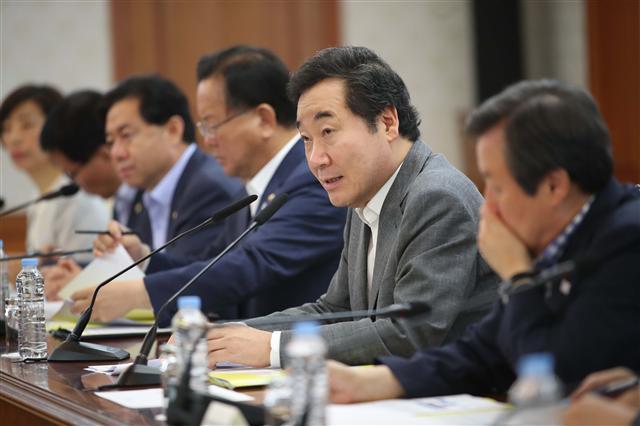 이낙연 국무총리가 6일 오전 서울 세종로 정부서울청사에서 국정현안 점검 조정회의를 주재하고 있다. 이날 회의에서는 오는 10일부터 9월 8일까지 전력수급 대책기간으로 지정해 전력을 안정적으로 공급키로 하는 등 하절기 국민안전대책과 전력수급대책을 논의ㆍ의결했다.  [연합뉴스]