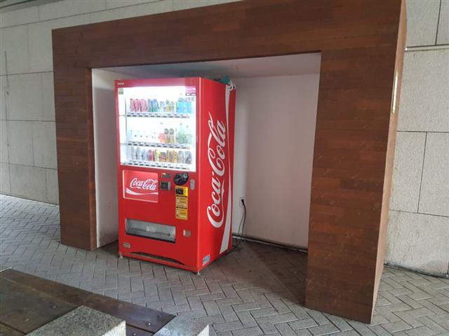 성균관대학교 경영관 옆 벤치에 위치한 음료자판기. 자판기 두 대가 설치돼 있던 해당 슬롯에는 이제 한 대만이 남아 슬롯이 텅 빈 느낌을 줬다.
