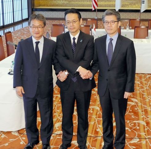 Kim Hong-kyun (R), special representative for Korean Peninsula peace and security affairs at the South Korean foreign ministry, poses with his U.S. and Japanese counterparts -- Joseph Yun (L) and Kenji Kanasugi -- before discussions on North Korea's nuclear and missile threats in Tokyo on April 25, 2017. (Kyodo) (Yonhap)