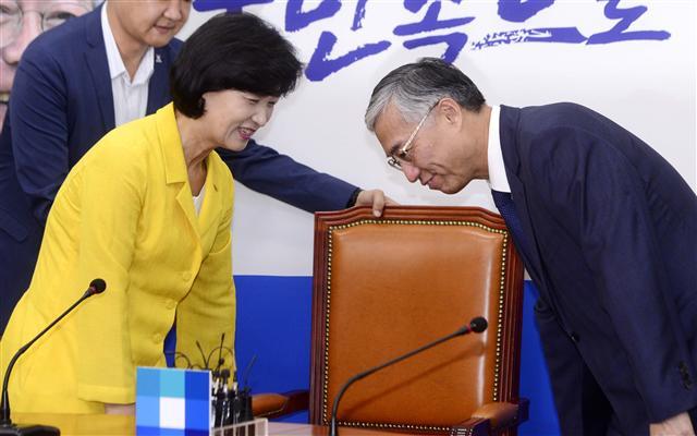 독일에서 열리고 있는 G20 정상회담을 계기로 열릴 한중 정상회담을 하루 앞둔 6일, 추미애 더불어민주당 대표가 추궈훙 주한 중국대사와 만나 사드보복 및 북한 문제 등 현안을 논의했다.  박해묵기자/mook@heraldcorp.com