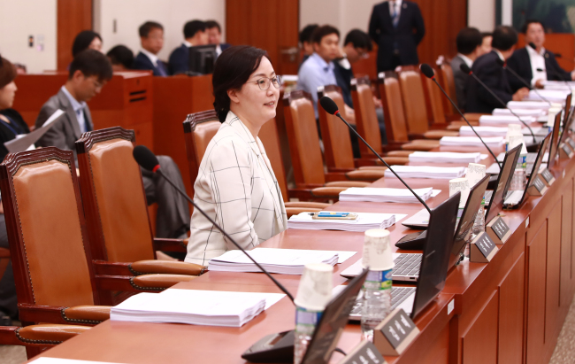 6일 오전 국회 본청에서 열린 국토교통위원회 전체회의 때 자유한국당 비례대표 김현아 의원(가운데)을 제외한 한국당 의원과 바른정당 의원들의 자리가 빈자리로 남아 있다.[사진제공=연합뉴스]