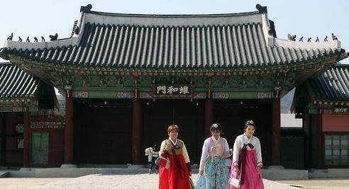 In this undated file photo, Vietnamese tourists dressed in traditional Korean costumes walk in front of a palace in Seoul. (Yonhap)