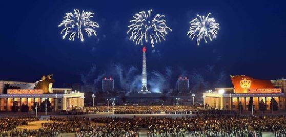 North Korea launches fireworks in Pyongyang on Jan. 8, 2015 to celebrate its H-bomb test conducted on Jan. 6. (Yonhap)