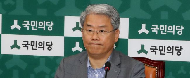Kim Dong-cheol, the floor leader of the minor People's Party, holds a press conference at the National Assembly in Seoul on July 6, 2017. (Yonhap)