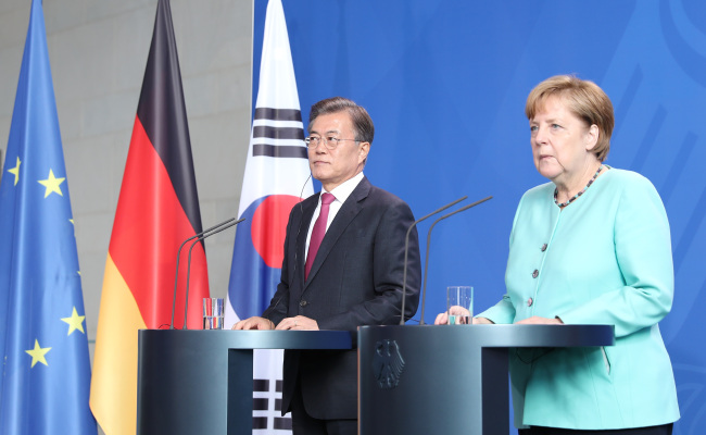 South Korea President Moon Jae-in and German Chancellor Angela Merkel. Yonhap