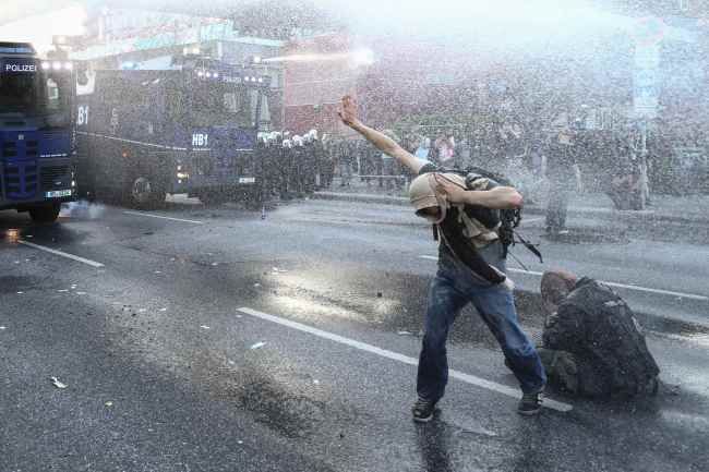 <YONHAP PHOTO-0981> German riot police use water cannons against protesters during the demonstrations during the G20 summit in Hamburg, Germany, July 6, 2017. REUTERS/Pawel Kopczynski/2017-07-07 05:10:57/ <저작권자 ⓒ 1980-2017 ㈜연합뉴스. 무단 전재 재배포 금지.>
<YONHAP PHOTO-0981> German riot police use water cannons against protesters during the demonstrations during the G20 summit in Hamburg, Germany, July 6, 2017. REUTERS/Pawel Kopczynski/2017-07-07 05:10:57/ <저작권자 ⓒ 1980-2017 ㈜연합뉴스. 무단 전재 재배포 금지.>