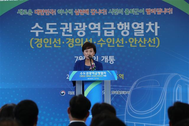 김현미 국토부 장관은 7일 안산선 급행열차 시승행사에서 “수도권 급행열차 확대는 정부의 교통서비스 공공성 강화를 위한 첫 발걸음”이라고 강조했다.  [사진제공=국토부]