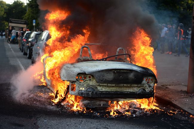 <YONHAP PHOTO-1049> A car is set alight during the "Welcome to Hell" rally against the G20 summit in Hamburg, northern Germany on July 6, 2017. Leaders of the world's top economies will gather from July 7 to 8, 2017 in Germany for likely the stormiest G20 summit in years, with disagreements ranging from wars to climate change and global trade. / AFP PHOTO / dpa / Christophe Gateau / Germany OUT/2017-07-07 05:50:41/ <저작권자 ⓒ 1980-2017 ㈜연합뉴스. 무단 전재 재배포 금지.>
<YONHAP PHOTO-1049> A car is set alight during the "Welcome to Hell" rally against the G20 summit in Hamburg, northern Germany on July 6, 2017. Leaders of the world's top economies will gather from July 7 to 8, 2017 in Germany for likely the stormiest G20 summit in years, with disagreements ranging from wars to climate change and global trade. / AFP PHOTO / dpa / Christophe Gateau / Germany OUT/2017-07-07 05:50:41/ <저작권자 ⓒ 1980-2017 ㈜연합뉴스. 무단 전재 재배포 금지.>