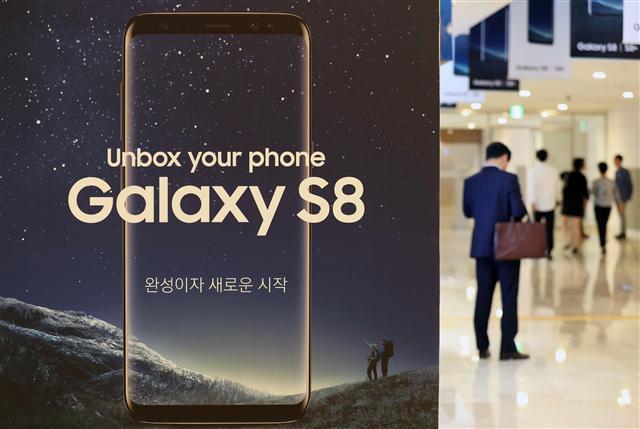 삼성전자는 2분기에 매출 60조원, 영업이익 14조원의 잠정 실적(연결기준)을 기록했다고 7일 공시했다. 	 [연합뉴스]