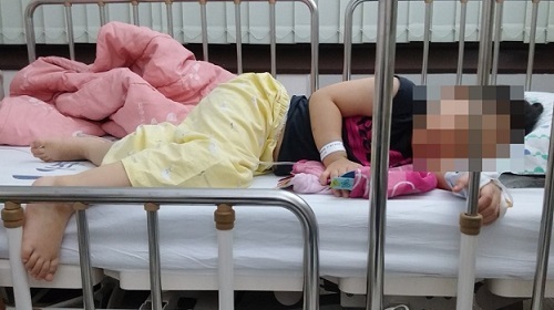 '햄버거병'으로 온몸이 부어 있는 아이 (사진=연합뉴스)