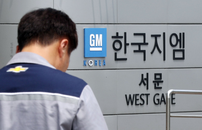 A GM Korea worker seen at the carmaker's plant in Bupyeong, Incheon on Thursday. (Yonhap)