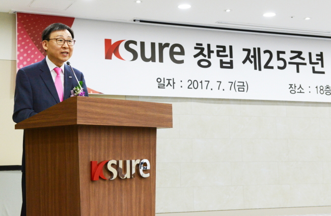 문재도 한국무역보험공사 사장이 7일 서울 종로구 무보 본사에서 열린 창립 25주년 기념식에서 ‘5개년 중장기 혁신계획’을 발표하고 있다. ［사진제공=한국무역보험공사］