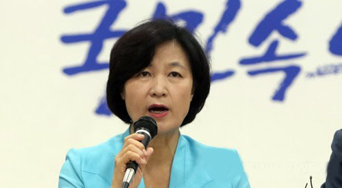 Choo Mi-ae, the leader of the ruling Democratic Party, speaks at a senior council meeting in Cheonan, south of Seoul, on July 7, 2017. (Yonhap)