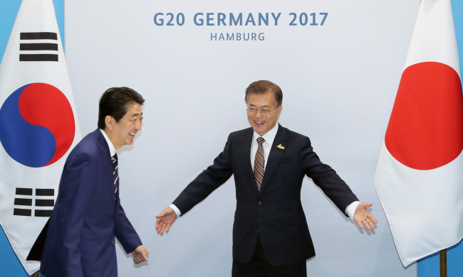 2017 G20 정상회의가 열린 독일 함부르크에서 문재인 대통령이 취임 이후 처음으로 아베 신조 일본 총리와 만났다. [출처=연합뉴스]