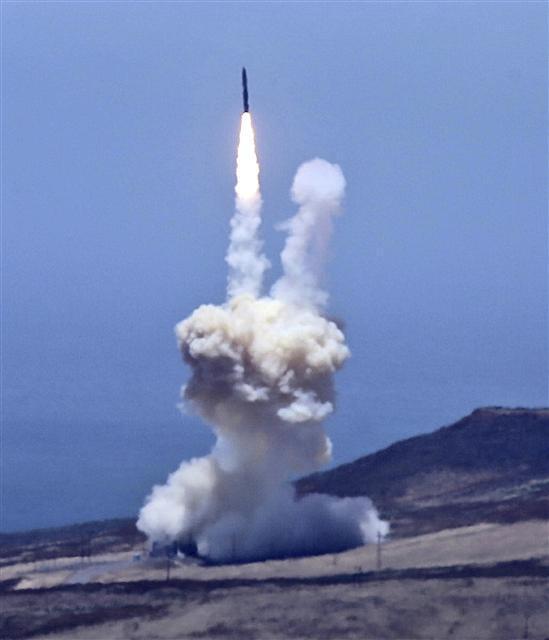 미국 국방부는 지난달 30일(현지 시각) 본토를 겨냥한 대륙간탄도미사일(ICBM) 요격시험에 성공했다고 밝혔다. 캘리포니아 반덴버그 공군기지에서 요격 로켓이 발사되고 있다. [사진제공=AP 연합뉴스]