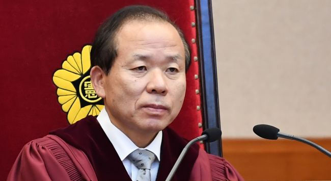 헌법재판소장 권한대행을 하고 있는 김이수 헌재소장 후보자의 인사청문 심사경과보고서 채택이 한달째 국회에서 표류하고 있다. 사진은 김 권한대행이 지난달 29일 서울 계동 헌법재판소 대심판정에서 열린 선고공판에 입장한 뒤 대기하고 있는 모습.[사진제공=연합뉴스]
헌법재판소장 권한대행을 하고 있는 김이수 헌재소장 후보자의 인사청문 심사경과보고서 채택이 한달째 국회에서 표류하고 있다. 사진은 김 권한대행이 지난달 29일 서울 계동 헌법재판소 대심판정에서 열린 선고공판에 입장한 뒤 대기하고 있는 모습.[사진제공=연합뉴스]