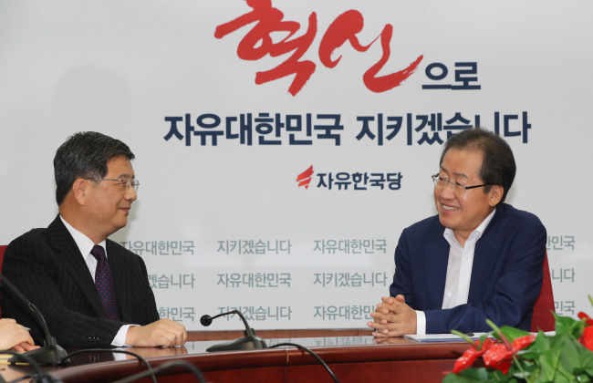 자유한국당 홍준표 대표가 지난 7일 서울 여의도 당사에서 정샤오쑹 중국 공산당 대외연락부 제1부부장과 만나 대화하고 있다. [사진제공=연합뉴스]
자유한국당 홍준표 대표가 지난 7일 서울 여의도 당사에서 정샤오쑹 중국 공산당 대외연락부 제1부부장과 만나 대화하고 있다. [사진제공=연합뉴스]