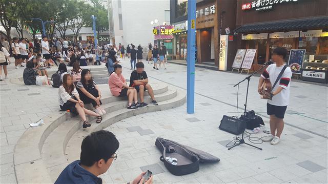 한 거리 공연가가 ‘홍대걷고싶은거리’에서 기타 연주를 선보이고 있다. 사진은 기사와 관계 없음.