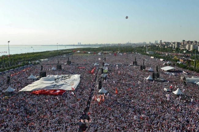 <YONHAP PHOTO-0463> epa06078231 A handout photo made available by the Republican People's Party (CHP) press office shows supporters of Kemal Kilicdaroglu, leader of Turkey's main opposition Republican People's Party (CHP), gather during a mass rally after the last stage of a protest march from Ankara to Istanbul, in Istanbul, Turkey, 09 July 2017. The 25-days, 450-kilometres protest march from Ankara to Istanbul dubbed the 'justice march' was organized by Kilicdaroglu to protest against the arrest of party deputy Enis Berberoglu and other arrests. A mass rally is scheduled to be held at the end of its last stage. EPA/REPUBLICAN PEOPLE'S PARTY / HANDOUT HANDOUT EDITORIAL USE ONLY/NO SALES/2017-07-10 05:32:38/ <저작권자 ⓒ 1980-2017 ㈜연합뉴스. 무단 전재 재배포 금지.>
<YONHAP PHOTO-0463> epa06078231 A handout photo made available by the Republican People's Party (CHP) press office shows supporters of Kemal Kilicdaroglu, leader of Turkey's main opposition Republican People's Party (CHP), gather during a mass rally after the last stage of a protest march from Ankara to Istanbul, in Istanbul, Turkey, 09 July 2017. The 25-days, 450-kilometres protest march from Ankara to Istanbul dubbed the 'justice march' was organized by Kilicdaroglu to protest against the arrest of party deputy Enis Berberoglu and other arrests. A mass rally is scheduled to be held at the end of its last stage. EPA/REPUBLICAN PEOPLE'S PARTY / HANDOUT HANDOUT EDITORIAL USE ONLY/NO SALES/2017-07-10 05:32:38/ <저작권자 ⓒ 1980-2017 ㈜연합뉴스. 무단 전재 재배포 금지.>