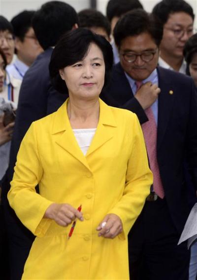 10일 추미애 대표와 우원식 원내대표가 최고위원회의를 위해 나란히 입장하고 있다. 우 원내대표는 최근 추미애 대표의 ‘국민의당 머리 자르기’ 발언과 관련해 “곤혹스럽다”고 말한 뒤, 소위 ‘달빛 기사단’으로 알려진 친여ㆍ친청 지지세력의 문자폭탄에 시달렸다.
박해묵 기자/mook@heraldcorp.com