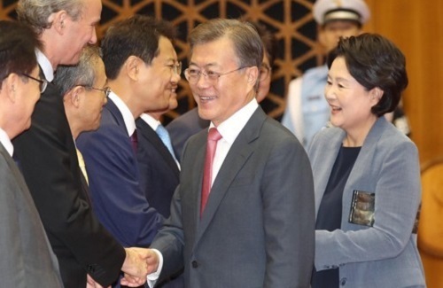 President Moon Jae-in shakes hands with officials as he arrives at an airport southeast of Seoul on July 10, 2017, after a trip to Germany for a Group of 20 summit and talks with other world leaders. (Yonhap)