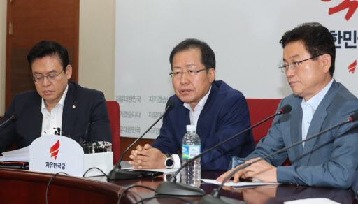 자유한국당 홍준표 대표가 10일 오전 서울 여의도 당사에서 열린 최고위원회의에서 발언하고 있다. [사진제공=연합뉴스]