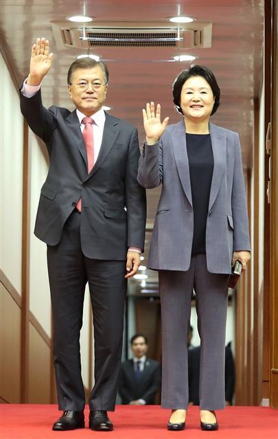 <YONHAP PHOTO-0859> 손 흔드는 문재인 대통령 내외 (성남=연합뉴스) 김주형 기자 = 문재인 대통령과 부인 김정숙 여사가 독일 함부르크에서 열린 주요 20개국(G20) 정상회의를 성공적으로 마치고 10일 새벽 경기도 성남시 서울공항을 통해 귀국하고 있다. 2017.7.10 kjhpress@yna.co.kr/2017-07-10 07:49:49/ <저작권자 ⓒ 1980-2017 ㈜연합뉴스. 무단 전재 재배포 금지.>