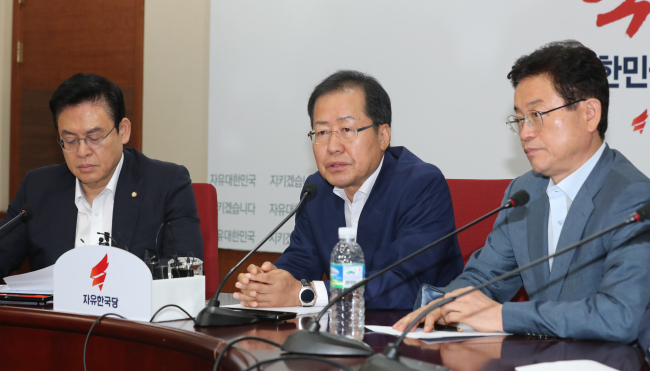 자유한국당 홍준표 대표가 10일 오전 서울 여의도 당사에서 열린 최고위원회의에서 발언하고 있다.[사진제공=연합뉴스]
자유한국당 홍준표 대표가 10일 오전 서울 여의도 당사에서 열린 최고위원회의에서 발언하고 있다.[사진제공=연합뉴스]