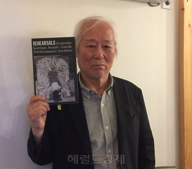 한국 아방가르드 미술의 선구자로 꼽히는 김구림(81)작가가 최근 영국 런던 주영한국문화원에서 개최한 ‘리허설 프롬 더 코리안 아방가르드 퍼포먼스 아카이브(Rehearsals from the Korea Avant-garde Performance Archiveㆍ6월 29일~8월 19일)’전이 당초 취지와 달리 왜곡된 한국 전위미술사를 보여주고 있다고 주장해 논란이 일고 있다. 김구림작가는 10일 서울 삼청동 한 카페에서 기자간담회를 개최했다. [사진=헤럴드경제DB]
