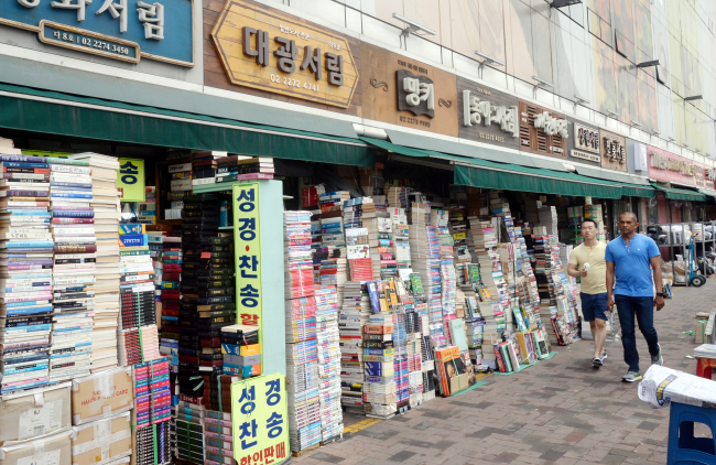 The used bookstore street lines Cheonggyecheon near Dongdaemun Station in Jung-gu, Seoul (Photographed by Park Hyun-koo)