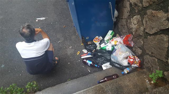 지난 9일 서울 용산구 동자동의 담장 한 켠에 악취를 유발하는 쓰레기가 쌓여있다.
