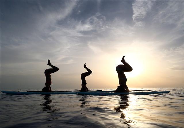 <YONHAP PHOTO-0383> People practise standup paddleboard yoga, or SUP yoga, on the Adriatic coast in Verudela, Croatia July 10, 2017. REUTERS/Antonio Bronic/2017-07-11 02:00:03/ <저작권자 ⓒ 1980-2017 ㈜연합뉴스. 무단 전재 재배포 금지.>