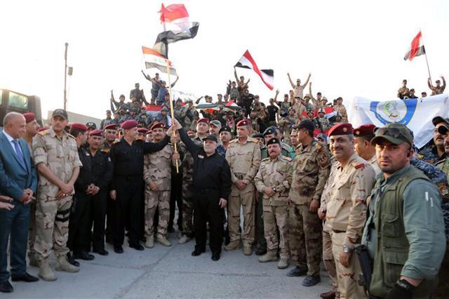<YONHAP PHOTO-0596> epa06079869 A handout photo made available by the Iraqi Prime Minister's office shows Iraqi Prime Minister Haider al-Abadi (C) declaring Mosul's liberation from Islamic state group Control (IS) in central Mosul city, northern Iraq, 10 July 2017. The declaration follows eight months of fierce fighting by Iraqi forces and a US-led coalition to oust the militants from their final stronghold in the country. EPA/HANDOUT HANDOUT EDITORIAL USE ONLY/NO SALES/2017-07-11 03:41:46/ <저작권자 ⓒ 1980-2017 ㈜연합뉴스. 무단 전재 재배포 금지.>