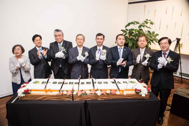 Participants pose at the launching ceremony for the Korea-Central Asia Cooperation Forum Secretariat in Seoul on Monday. Among them are Vice Foreign Minister Lim Sung-nam (fourth from left), Korea Foundation president Lee Si-hyung (second from left), the secretariat's inaugural director Kim Gwang-keun (far right), former Uzbekistani Ambassador to South Korea Vitaly Fen (third from left) and Turkmenistani Ambassador to South Korea Myrat Mammetaliyev (third from right). (KF)