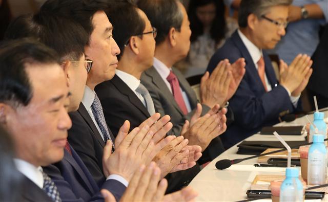 11일 오전 서울 중구 대한상공회의소에서 열린 ‘대한상의와 대기업 그룹과의 간담회’에서 참석자들이 박수를 치고 있다. [연합뉴스]