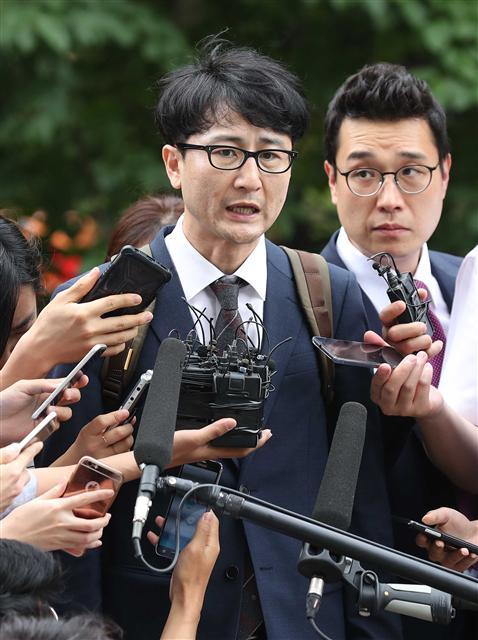 <YONHAP PHOTO-1620> 영장실질심사 참석하는 이준서 (서울=연합뉴스) 김현태 기자 = 문재인 대통령 아들 준용씨에 대한 '취업특혜 의혹 제보조작' 사건에 관여한 혐의로 사전구속영장이 청구된 국민의당 이준서 전 최고위원이 영장실질심사를 받기위해 11일 오전 서울 남부지법에 도착하고 있다. 2017.7.11 mtkht@yna.co.kr/2017-07-11 10:01:41/ <저작권자 ⓒ 1980-2017 ㈜연합뉴스. 무단 전재 재배포 금지.>