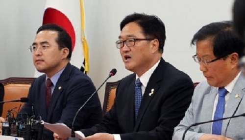 Rep. Woo Won-shik (second from L), floor leader of the ruling Democratic Party (Yonhap)
