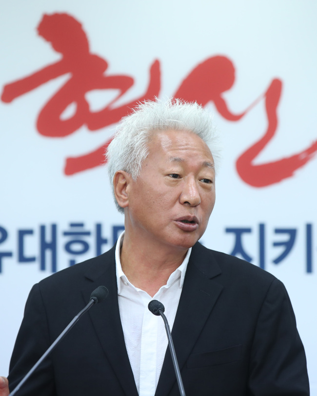 자유한국당 류석춘 혁신위원장이 11일 오전 당사 기자실에서 당 혁신방향 및 혁신위 운영 계획 등을 밝히고 있다. [사진제공=연합뉴스]
자유한국당 류석춘 혁신위원장이 11일 오전 당사 기자실에서 당 혁신방향 및 혁신위 운영 계획 등을 밝히고 있다. [사진제공=연합뉴스]