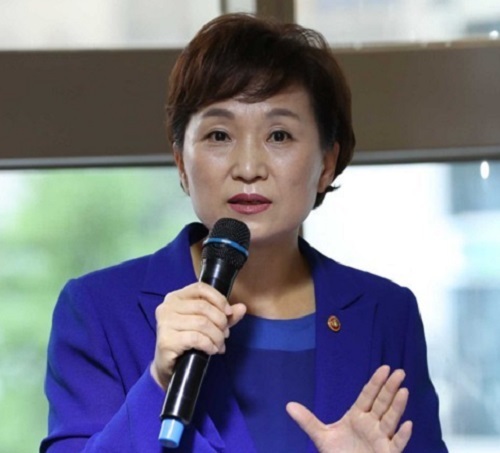 In this photo taken on July 7, 2017, Transport Minister Kim Hyun-mee answers questions from reporters in her first press conference held in Seoul. (Yonhap)