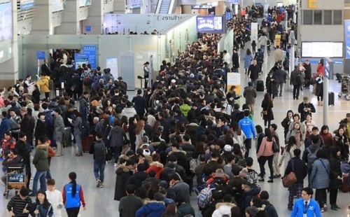 This file photo taken on Jan. 27, 2017, shows the departure lounge of Incheon International Airport, west of Seoul, packed with tourists on Lunar New Year's holiday. (Yonhap)