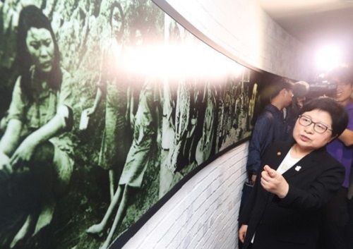 Minister of Gender Equality and Family Chung Hyun-back visits a shelter for former comfort women in Gwangju, south of Seoul, on July 10, 2017. (Yonhap)