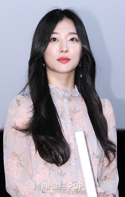 Singer-turned-actress Sulli poses at a fan event for her recent film “Real” (Herald DB)