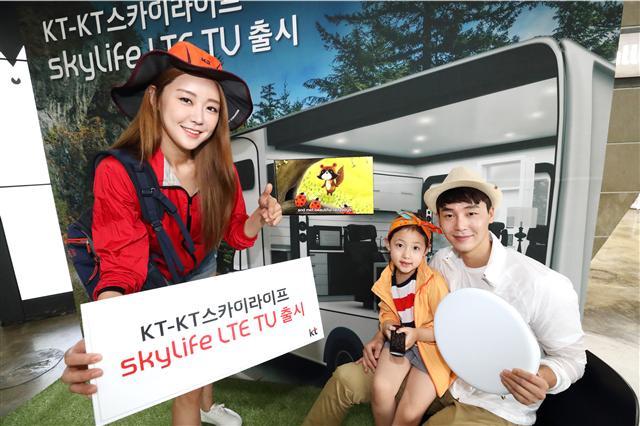 KT 모델이 KT와 KT스카이라이프가 함께 선보인 ‘스카이라이프 LTE TV’ 서비스를 안내하고 있다.  [사진제공=KT]
