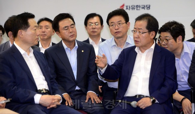 [헤럴드경제=박해묵 기자] 홍준표 자유한국당 대표가 12일 오전 서울 여의도 당사에서 열린 당 대표 및 최고위원-초선의원 연석회의에서 참석의원들과 대화하고 있다. 2017.7.12