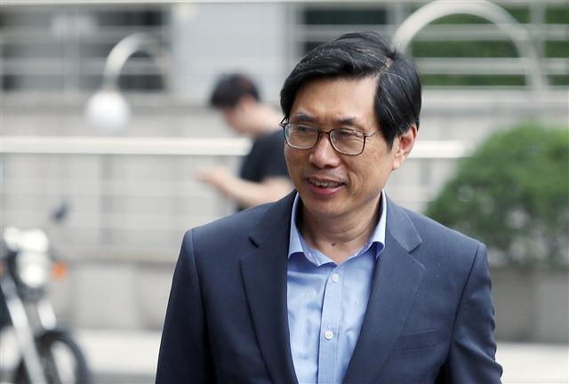 <YONHAP PHOTO-1576> 미소지으며 출근 (서울=연합뉴스) 신준희 기자 = 박상기 법무부 장관 후보자가 국회 인사청문회를 하루 앞둔 12일 오전 서울 종로구 적선동에 마련된 청문회 준비 사무실로 출근하고 있다. 2017.7.12 hama@yna.co.kr/2017-07-12 09:48:23/ <저작권자 ⓒ 1980-2017 ㈜연합뉴스. 무단 전재 재배포 금지.>